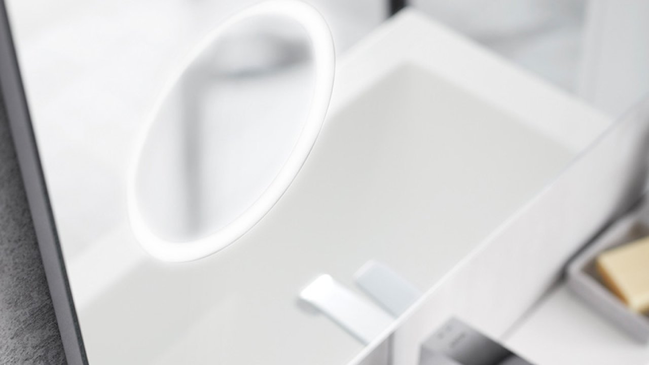 Spegeln Pearl med infälld LED belysning, beröringsfri strömbrytare och avimningsfunktion 